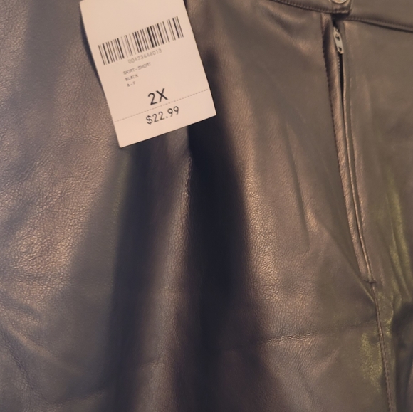 Short black Faux leather skirt with zipper and button closure in the back - Picture 4 of 4